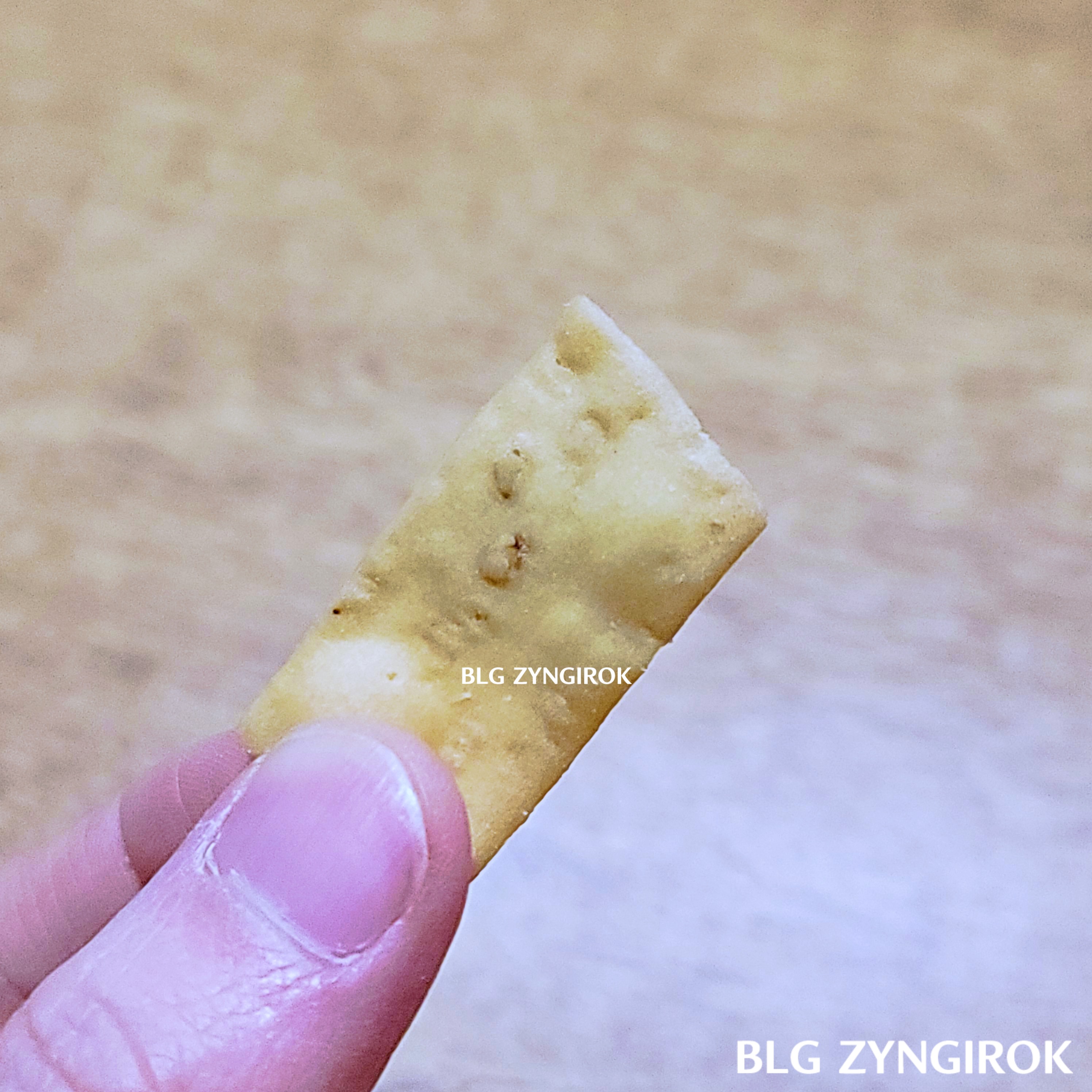 노브랜드 두부과자 한 개를 들고 있는 모습이다.