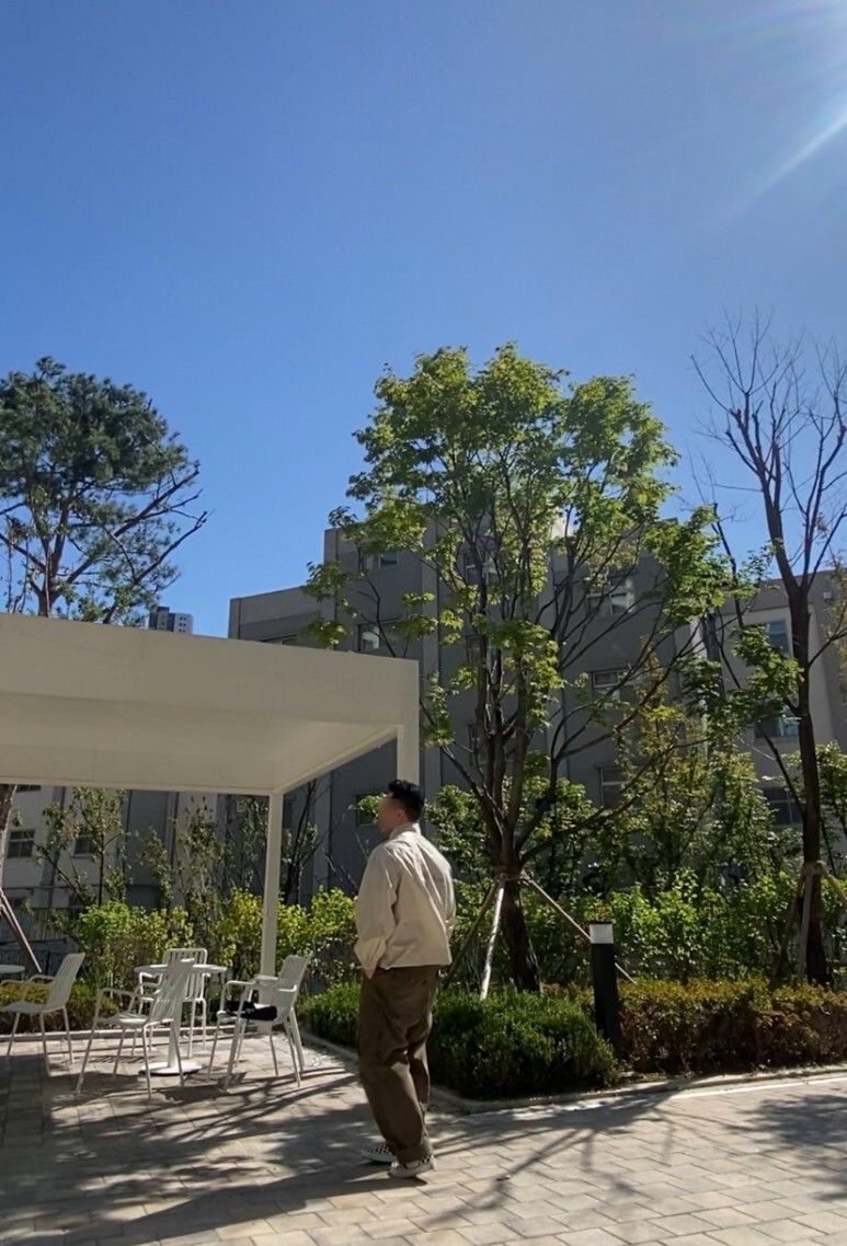 데일리룩(오뭘입)마뗑킴 코팅 점퍼 베이지&#44; 프리즘웍스 와이드 카고 팬츠 카키&#44; VANS 반스 체커보드 블랙화이트&#44; 빈티지패션&#44; 데일리룩&#44; 남자데일리코디&#44; 남자데일리패션&#44; ootd