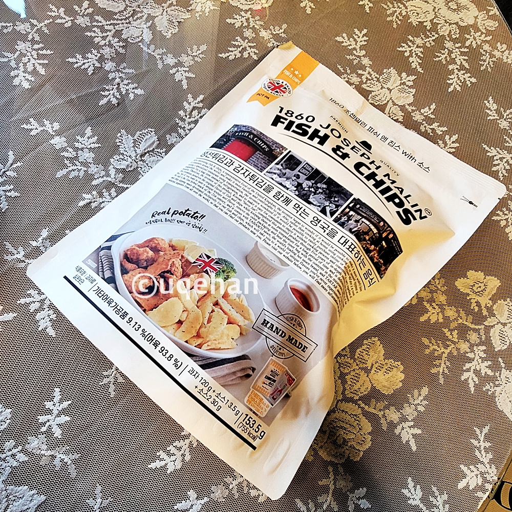 1860 조셉말린 피쉬 앤 칩스 제품이 테이블위에 올려져 있다.