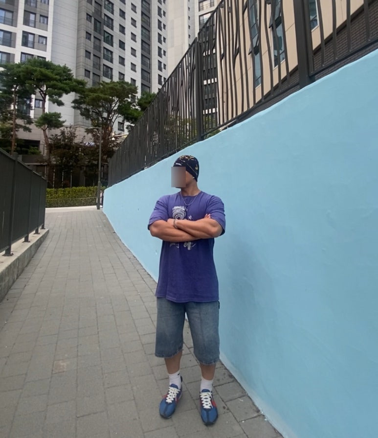 데일리룩('26. 9. 19.)맥우드건 마굿간 옐로우페인팅 비니, 스탠다드에러 피그먼트 티셔츠, 디미트리블랙 버뮤다 데님팬츠, 나이키 삭스, 나이키 문레이서, 케이엔드 터키석팔찌