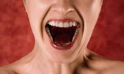 시끄럽게 소리지르는 여자입