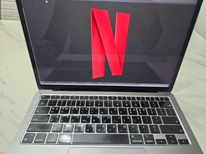 넷플릭스-화면이켜진-노트북