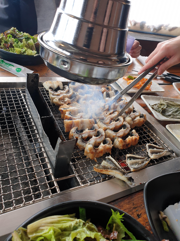 장어를 먹기 좋은 크기로 잘라 굽고 있는 모습