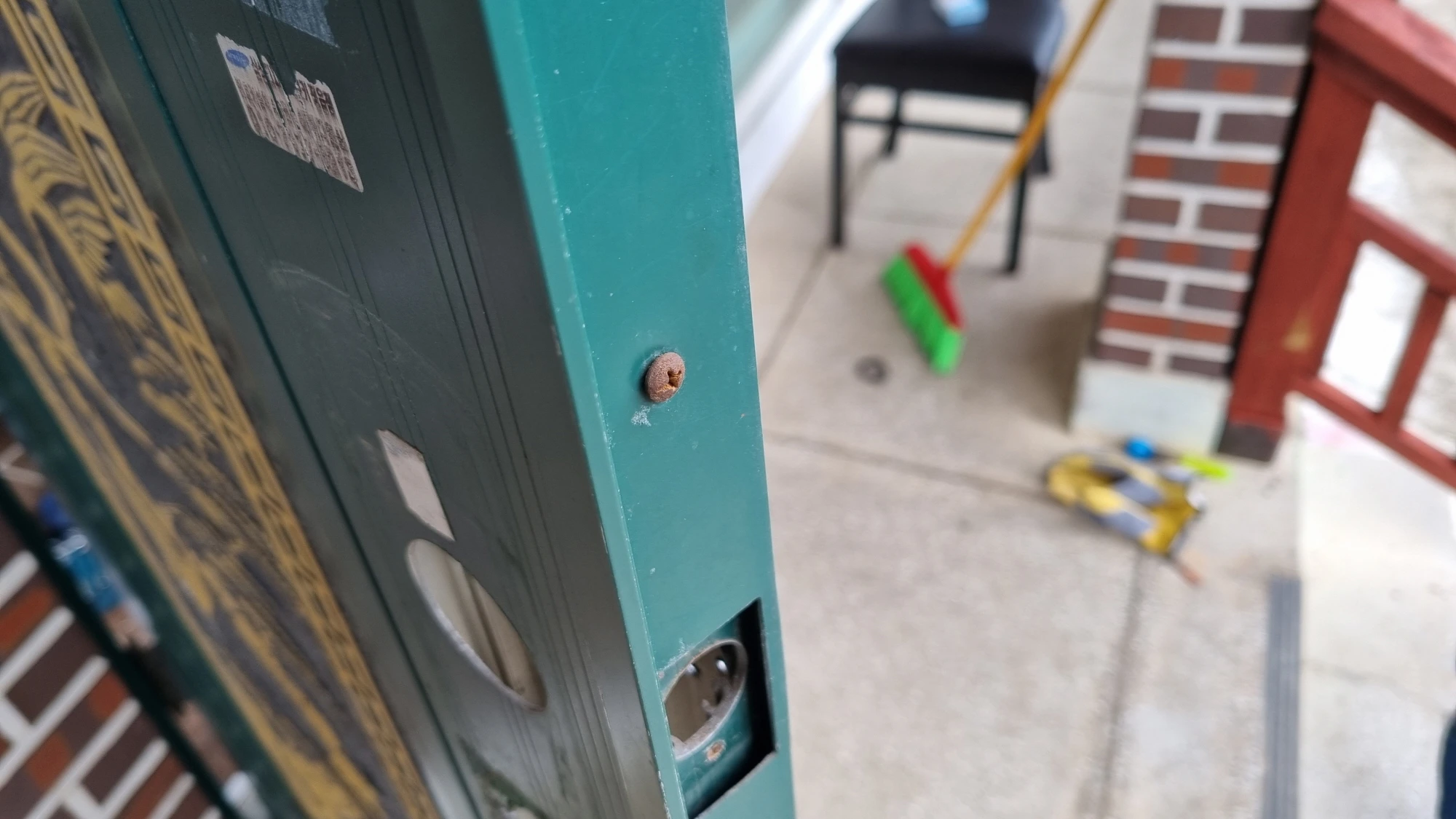 문틀 커버 고정 볼트