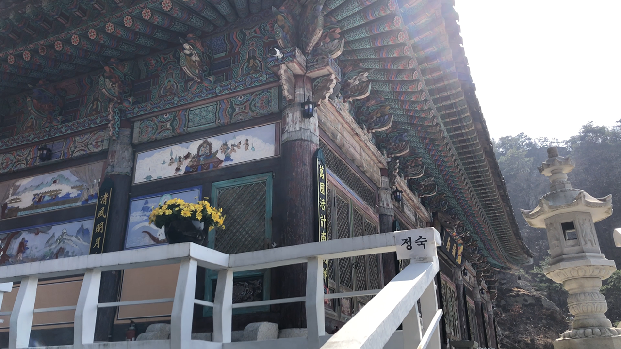 금룡사 미륵전 가는 길