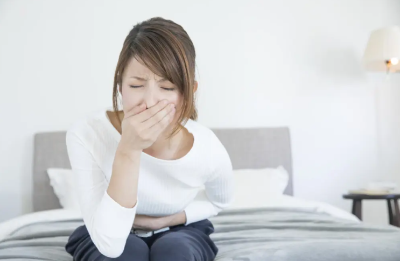 구역질하는 여성