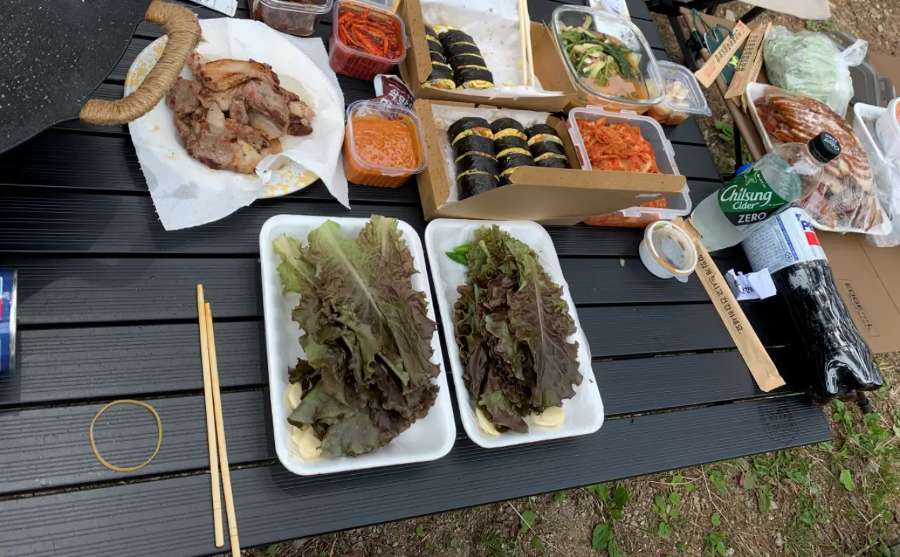테이블-위-음식-준비