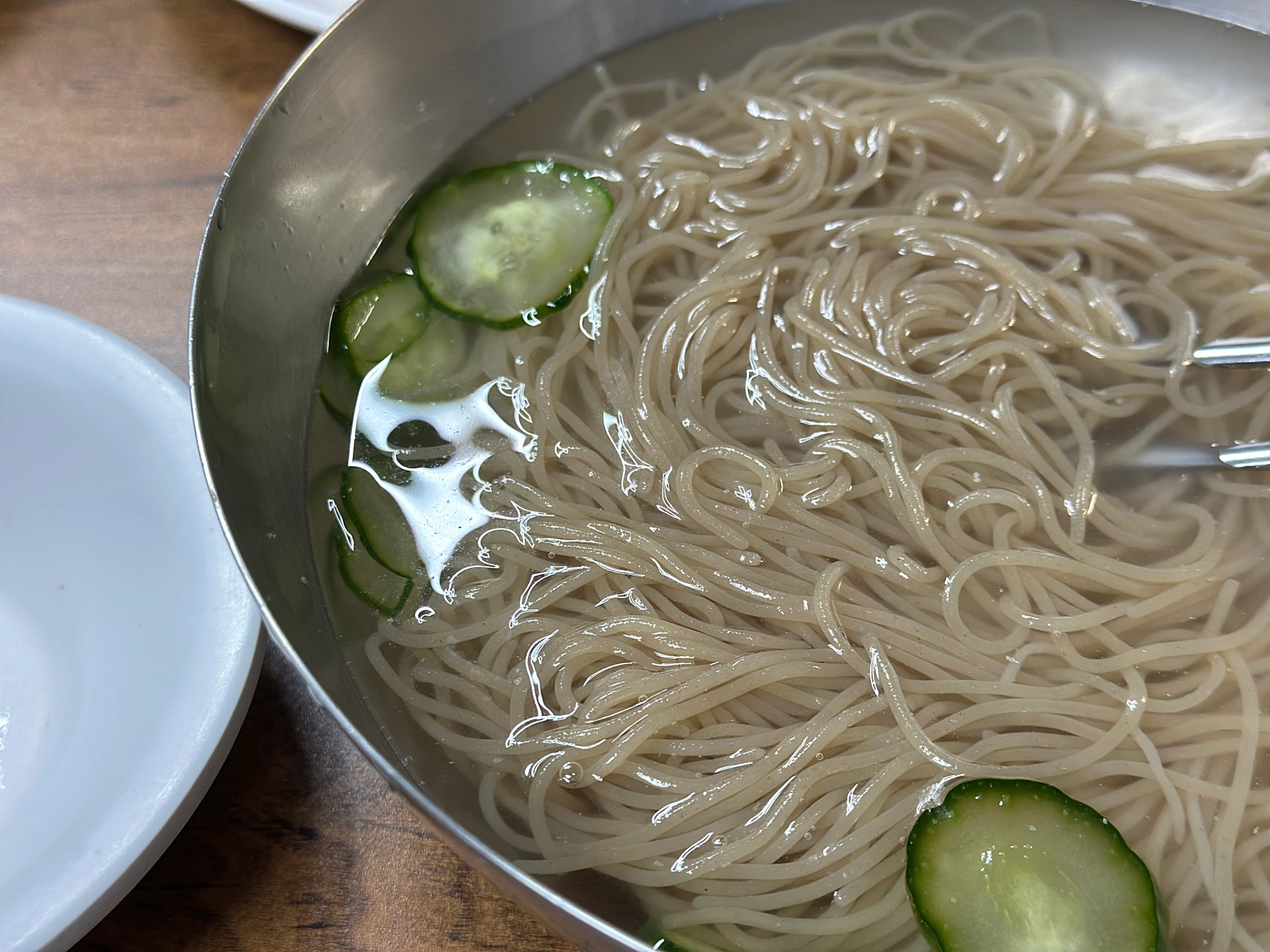면을-냉수에-잘치대서인지-육수에-면을-풀어도-여전히-맑다