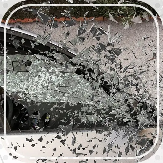 사고로 백미러가 산산조각났다