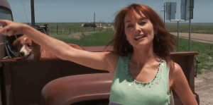 베타니 주인공척이 물건을 배달해주러 간 집주인을 만난다