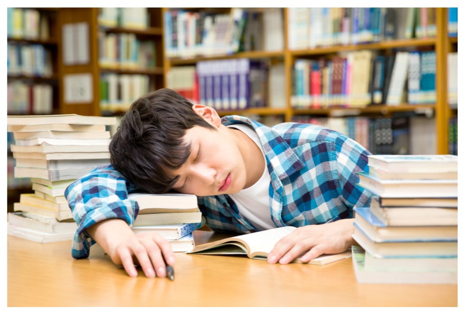 피로감으로 졸고 있는 남성 사진