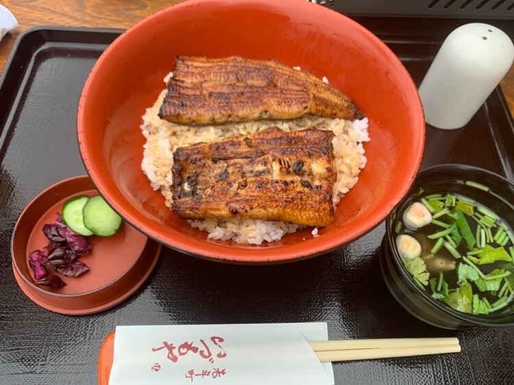 뚜껑을 열은 장어덮밥