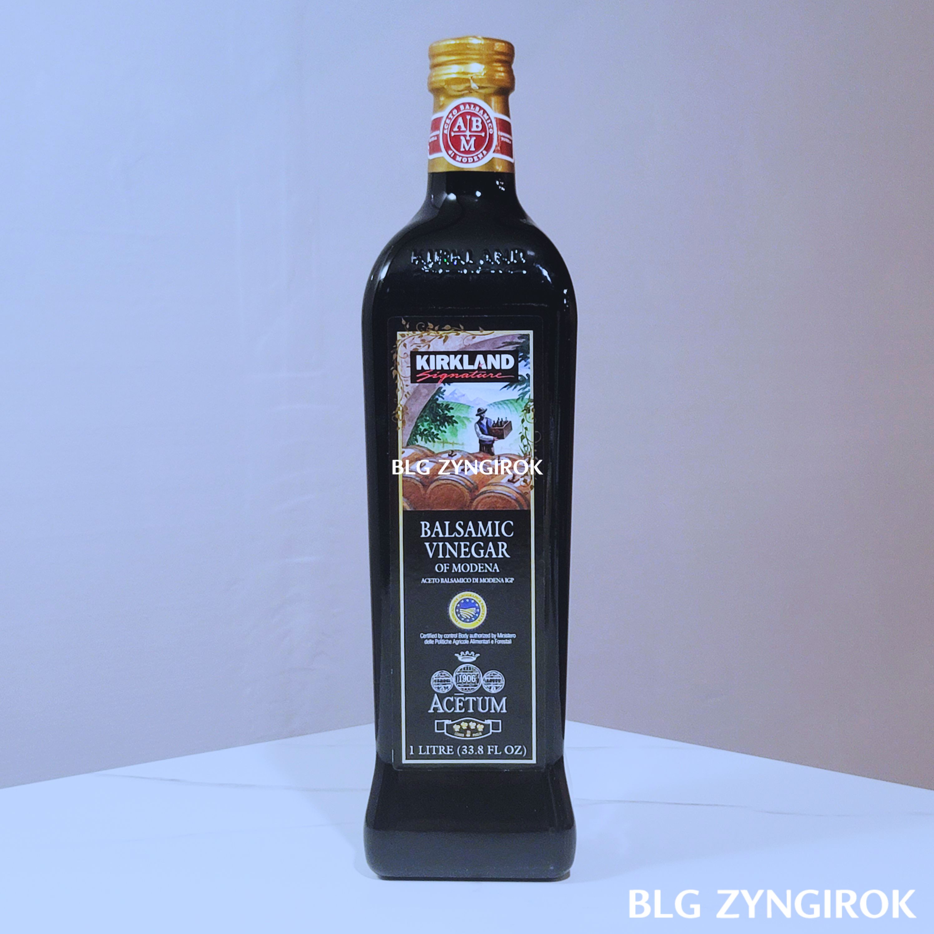 kirkland-signature-발사믹-식초가-테이블에-세워져있다.