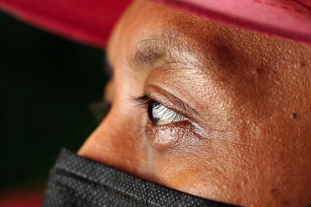 전자책·태블릿 과다 사용이 눈의 노화를 가속하는 과정