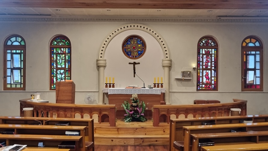 소양로성당 제대, 제단, 십자고상, 감실, 스테인드글라스 사진입니다. 실제로 보는 것이 더욱 예쁩니다.