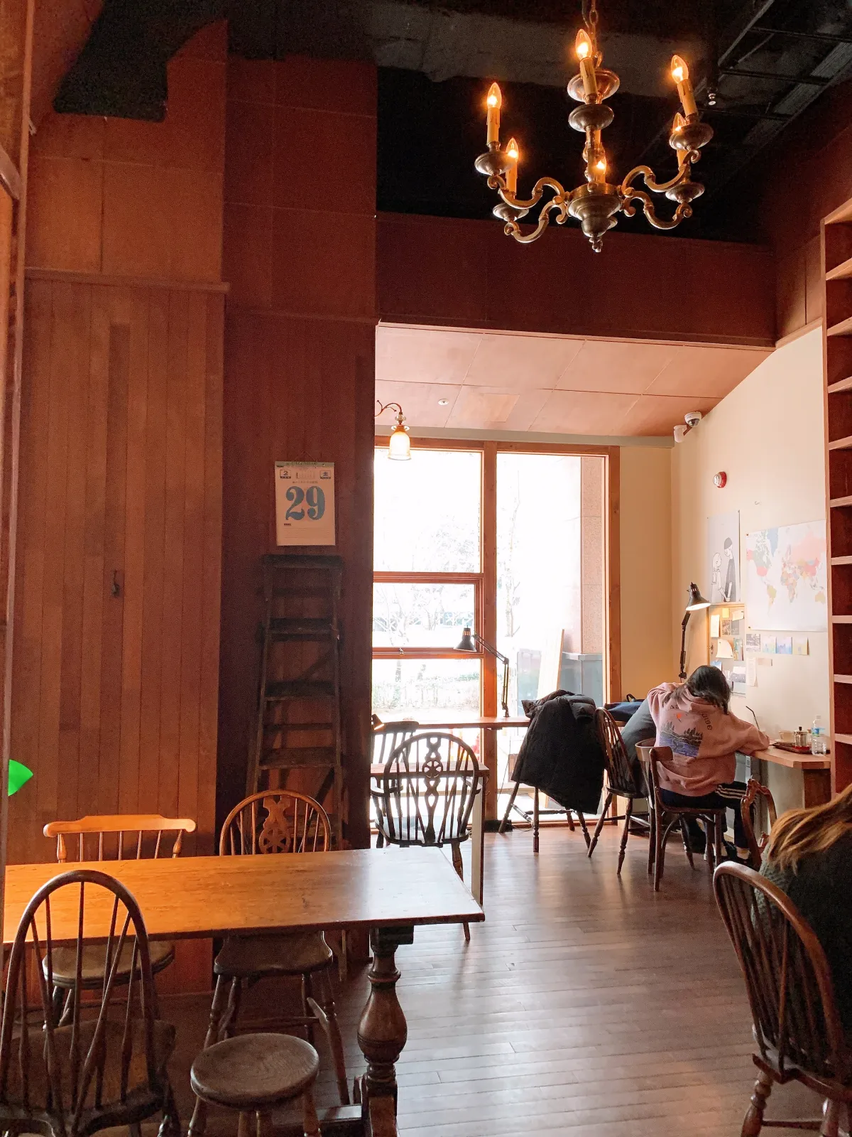 우드톤의-카페내부-책상과-의자-앉아있는사람들