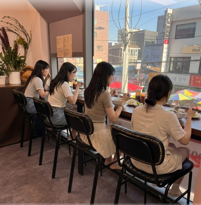 동묘역 인근 맛집에서 쌀국수를 먹는 사람들