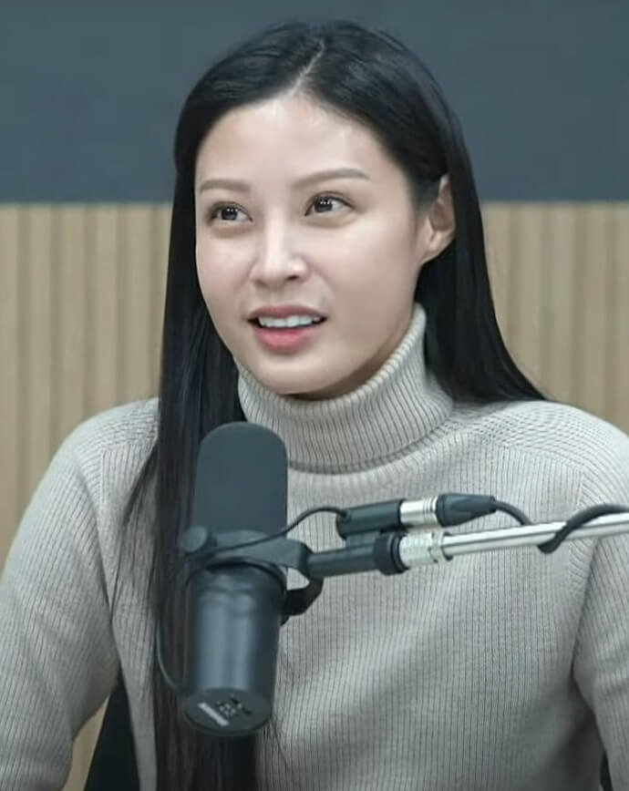 마이크앞에서-말하고있는-긴머리여성의모습