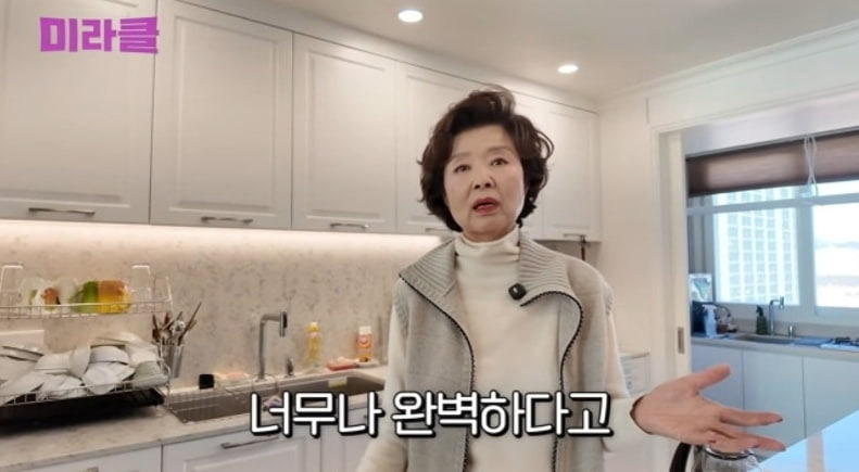 윤미라 자택 주방에서 설명하는 장면