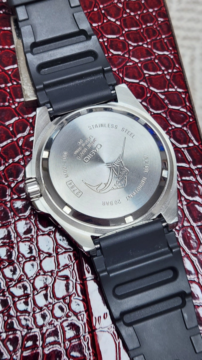 시계 후면에도 흑새치가 보인다.