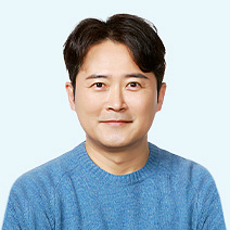수지맞은 우리 등장인물 인물관계도 - 등장인물 소개 (마당집 사람들) - 강우창 (임호, 51세, 마당집 부주방장, 농장 경영) 수지맞은 우리 등장인물 인물관계도 - 등장인물 소개 (마당집 사람들) - 강우창 (임호, 51세, 마당집 부주방장, 농장 경영)