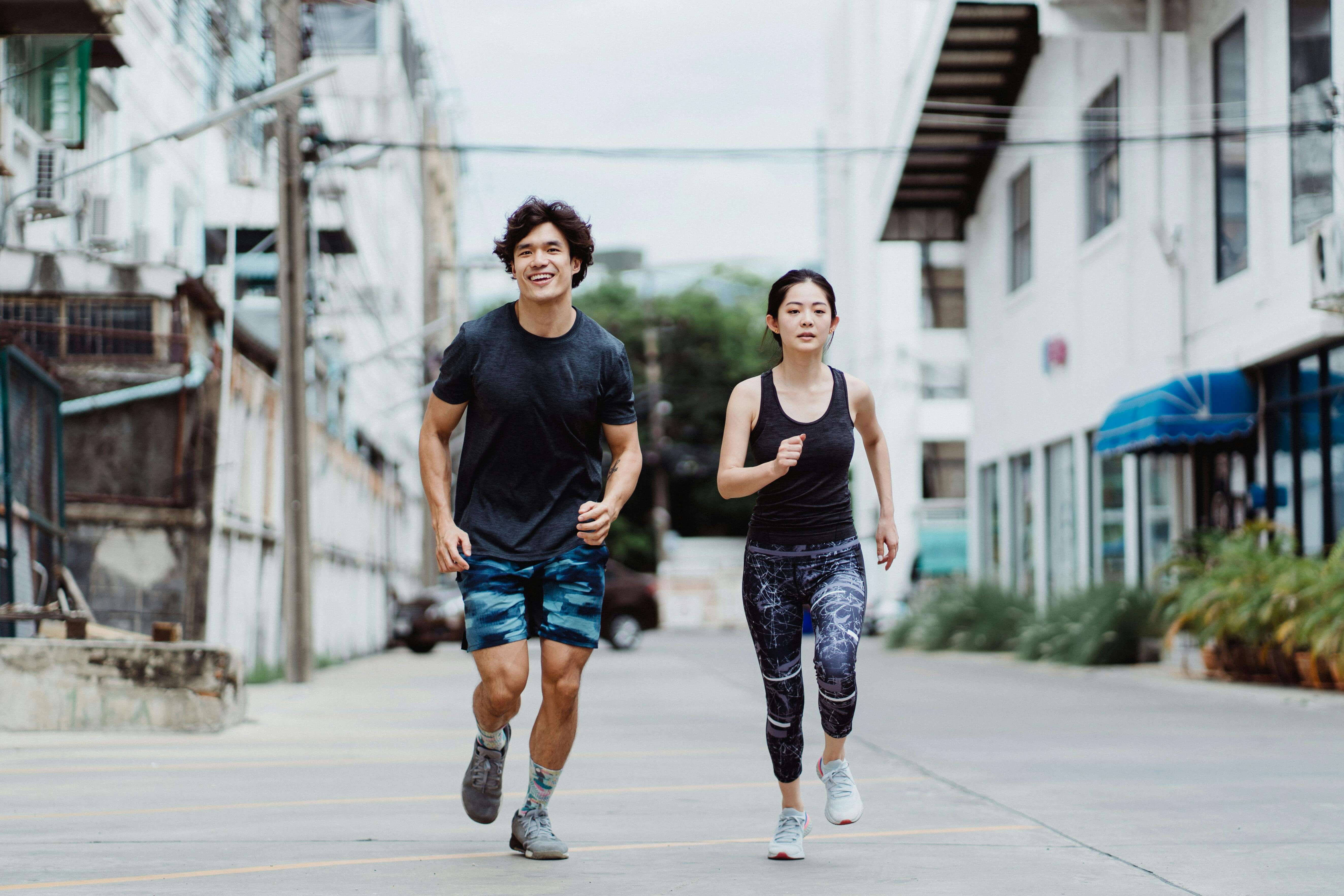 운동 중 물만 마시면 위험한 이유? 야외 운동 수분 보충 제대로 하는 법