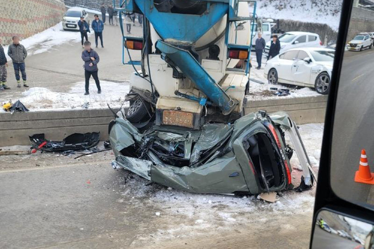 최근 현대자동차의 경형 SUV '캐스퍼' 사고 사진이 온라인 커뮤니티와 SNS에서 엄청난 주목을 받고 있다.