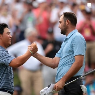 오른손을 맞잡은 김주형과 셰플러 선수