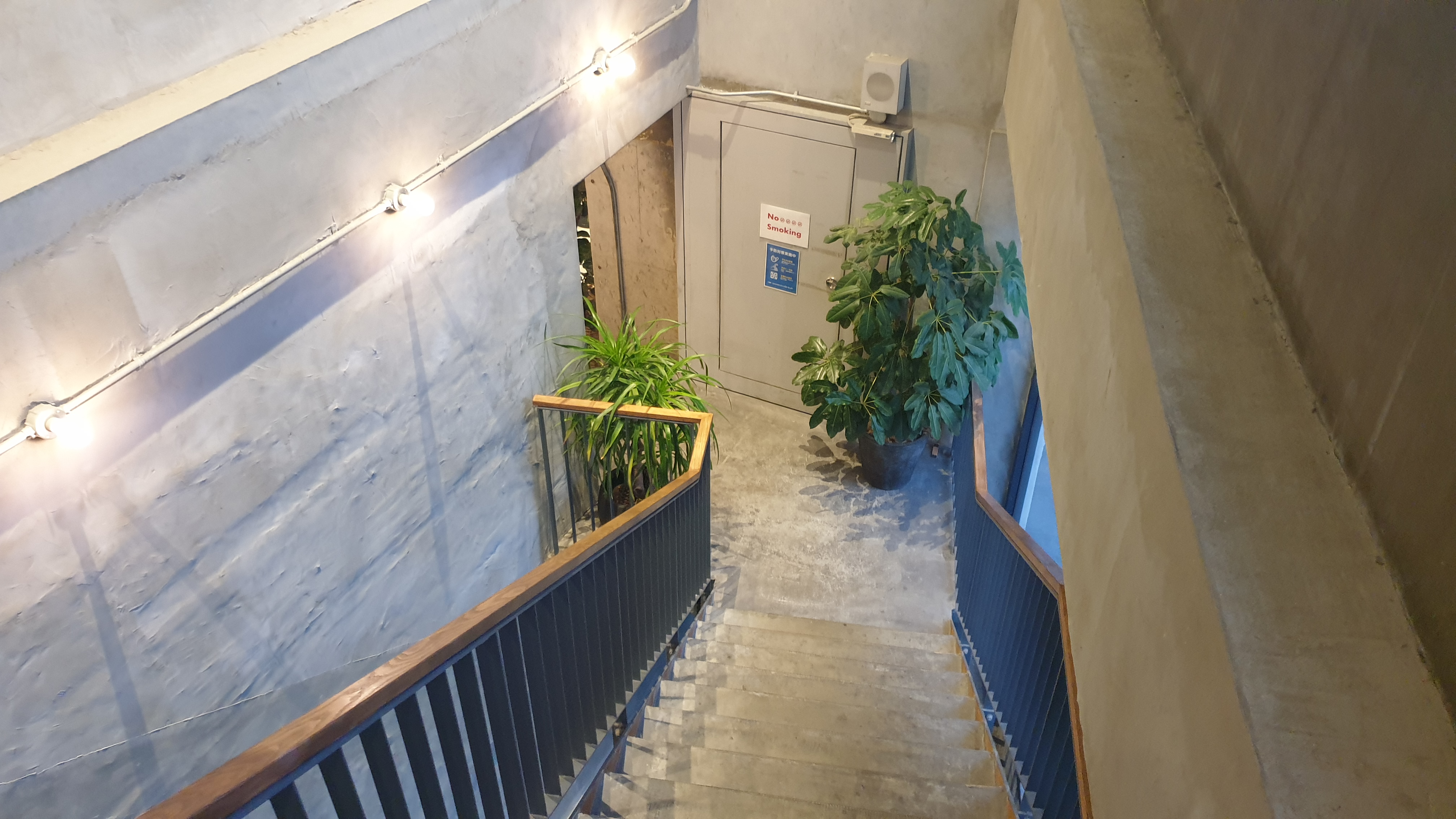 게스트하우스 HafH Fukuoka The Life 호스텔 1층에서 2층오르는길