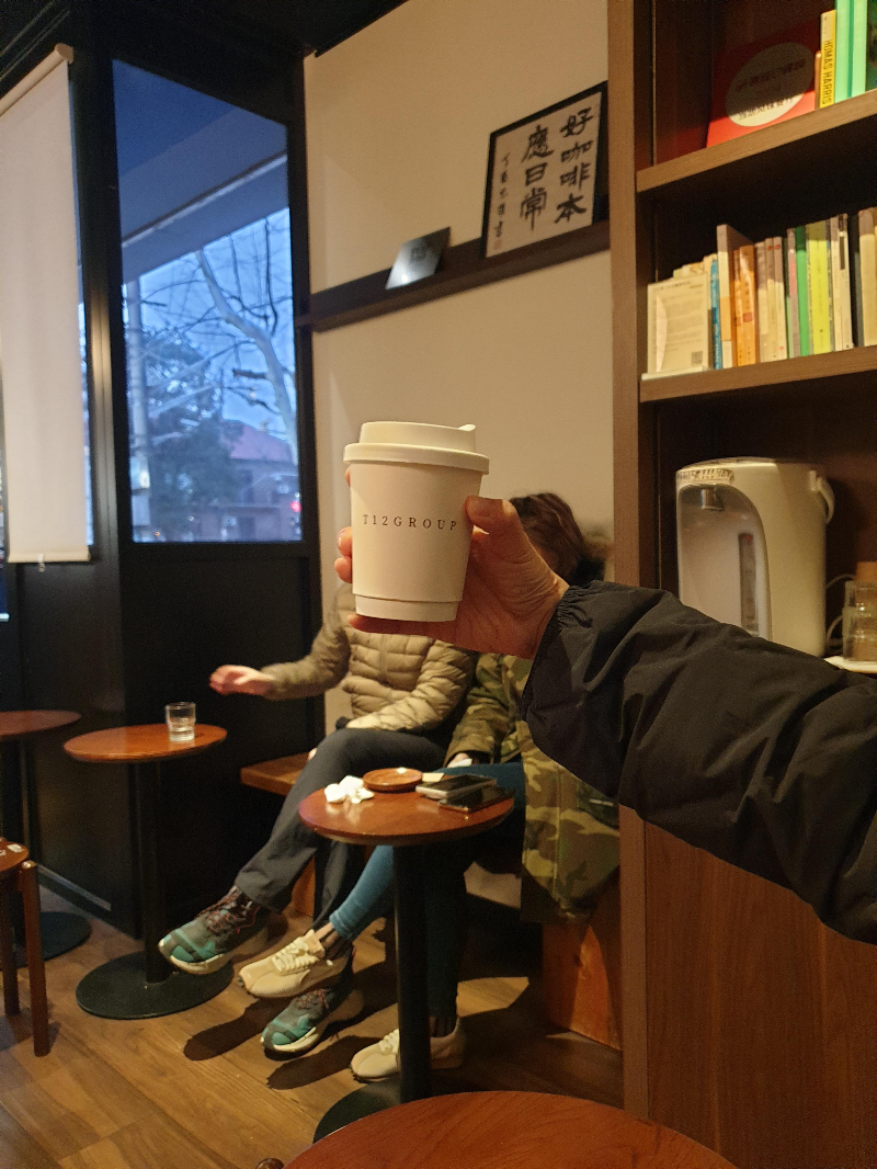 마감 시간 30분 전이어서 테이크 아웃잔으로 받았다.