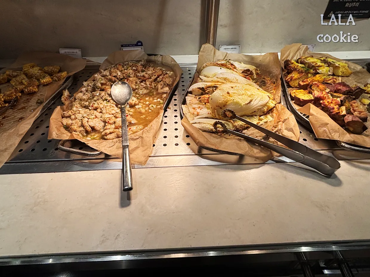 홍대-맛집-애슐리-퀸즈-구이류-음식