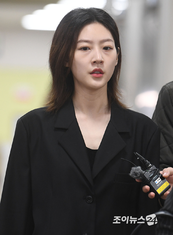 배우 김새론이 서울 서초구 서울중앙지법에서 열린 도로교통법 위반(음주운전ㆍ사고 후 미조치) 혐의 관련 선고공판에 출석하고 있다. [사진=조이뉴스24 포토DB]