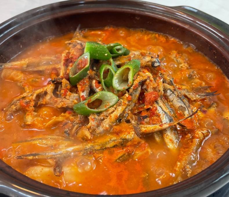 보글보글 끓고 있는 6시내고향 남해 멸치회무침 멸치쌈밥