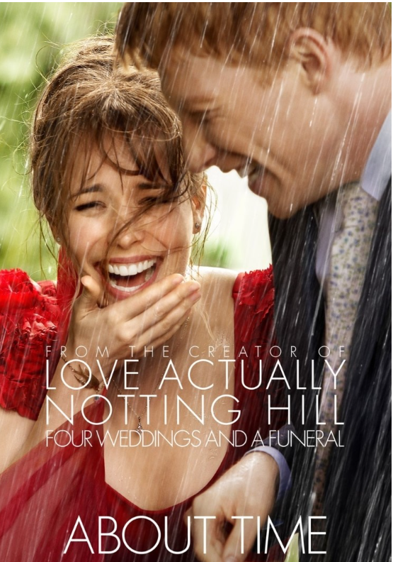 어바웃 타임의 두 주인공이 같이 비를 맞으며 웃고 있다