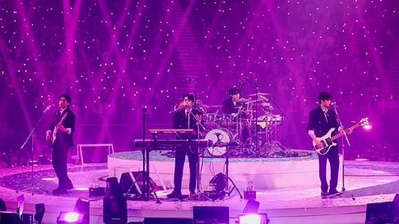 밴드 데이식스(성진 영케이 원필 도운)가 14일 서울 송파구 잠실실내체육관에서 열린 단독 콘서트 'DAY6 CONCERT '에서 무대를 펼치고 있다. [사진=JYP엔터테인먼트]