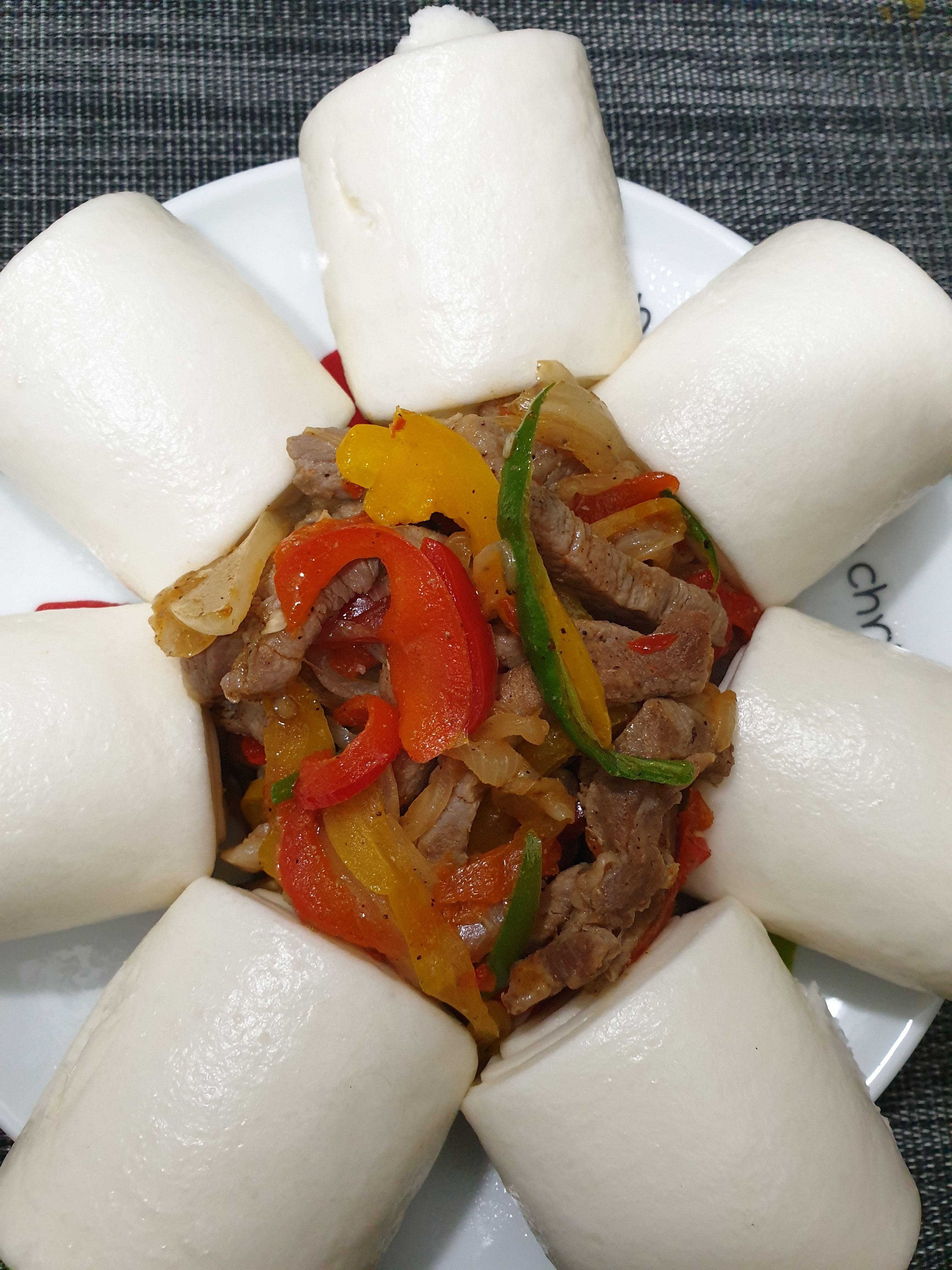 접시위의 꽃빵과 야채볶은거