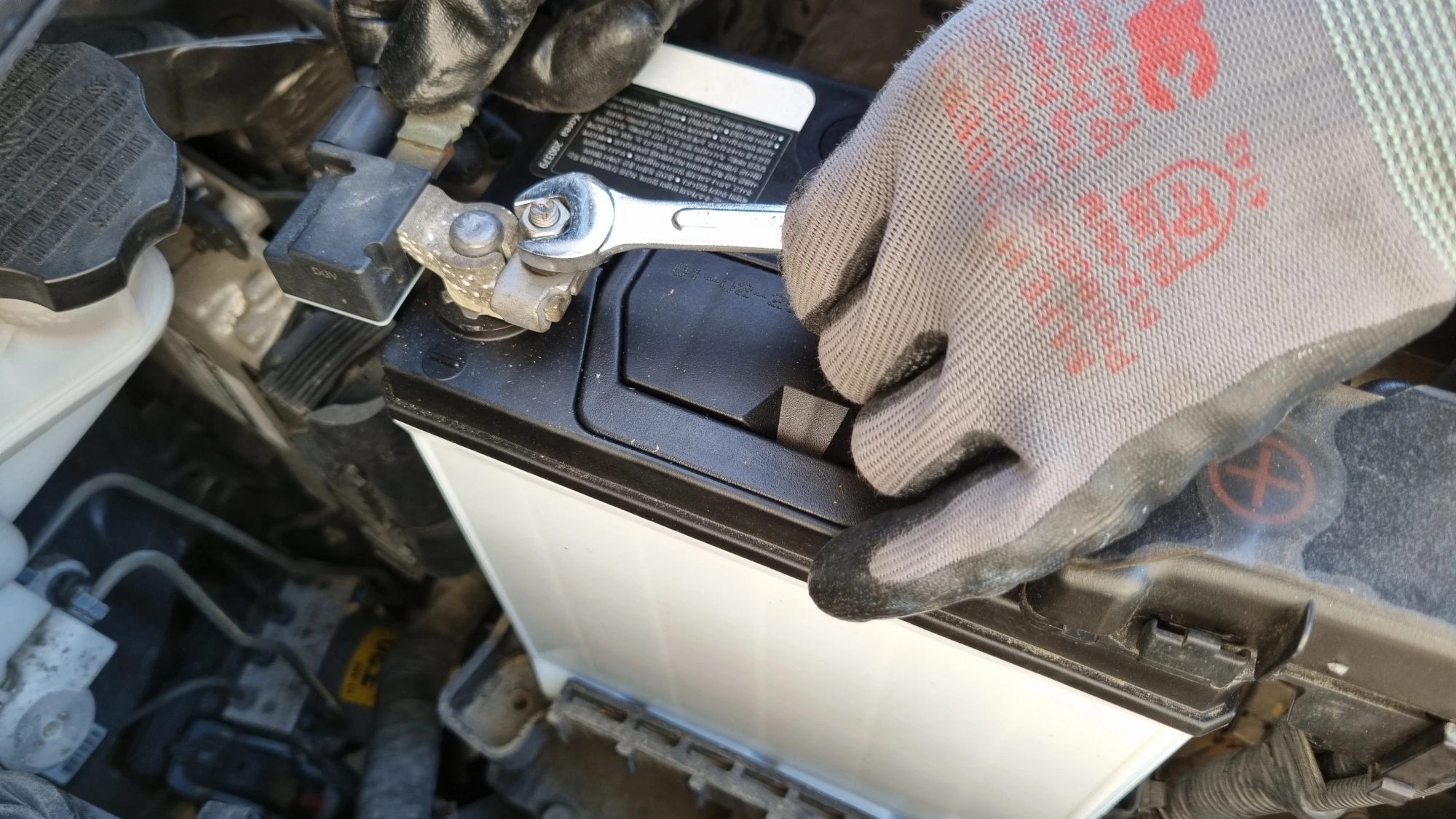 배터리 단자 브래킷 분리하는 모습