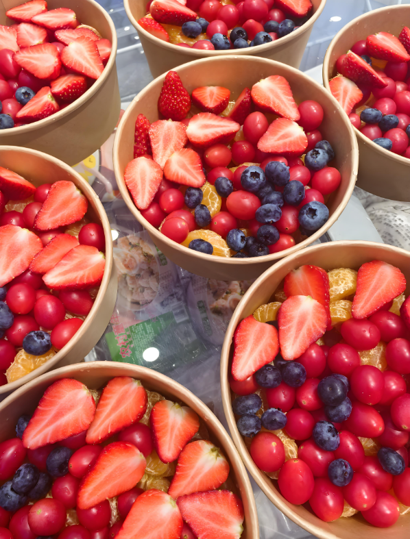 딸기방울토마토블루베리귤등의 과일들을 섞어놓은 많은그릇들