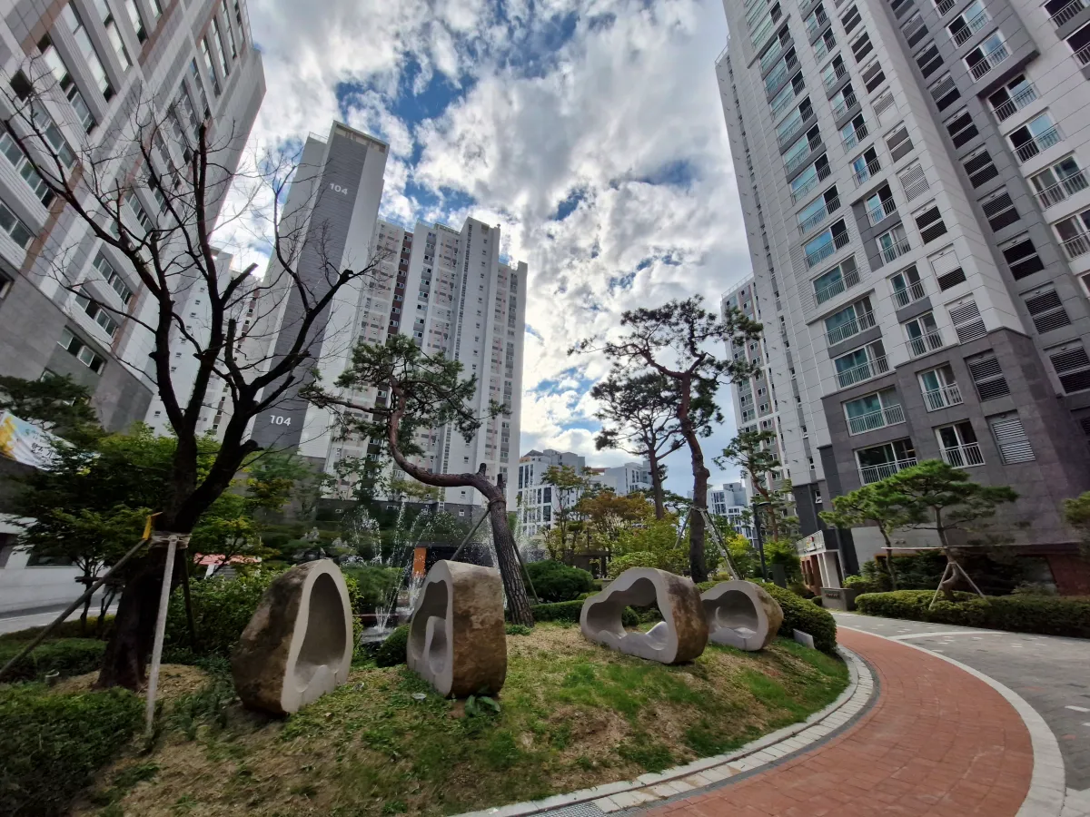 산책로가-형성되어-있는-신축아파트