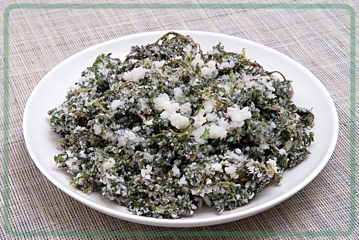 쑥버무리를 그릇에 담아놓은 모습입니다.