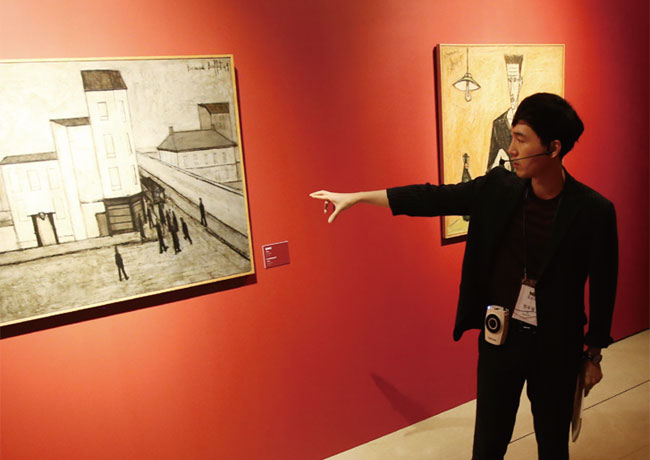 베르나르 뷔페 작품을 설명중인 도슨트 정우철