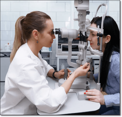 눈 검사하는 여성
