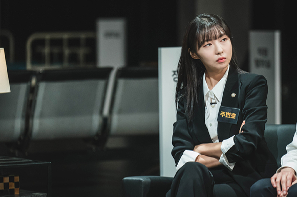 주현영이 티빙 &#39;크라임씬 리턴즈&#39;에서 열연하고 있다. [사진=티빙]