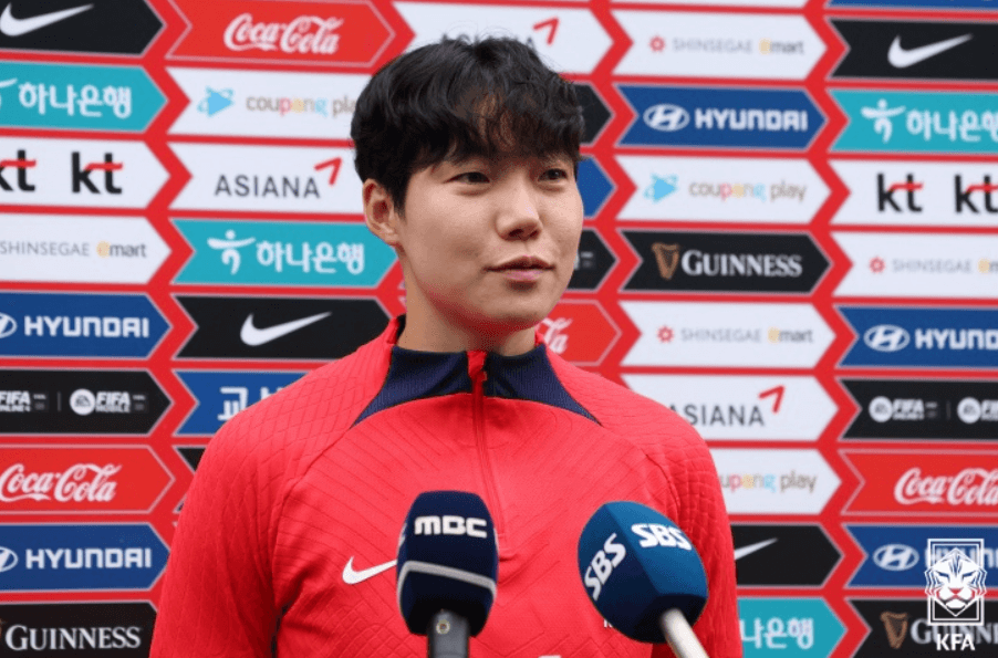 여자 월드컵 엔트리 멤버가 인터뷰하고 있는 장면