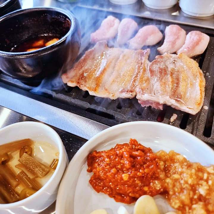 전참시 전지적참견시점 이영자 전현무 권율 흑돼지 생갈비 갈매기살 김치 몸국 절벽뷰 중문 맛있는 고깃집 제주 맛집 위치 메뉴 가격 정보