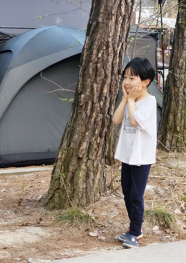 하얀 반팔티를 입고 꽃인척 하고있는 쿠웅이