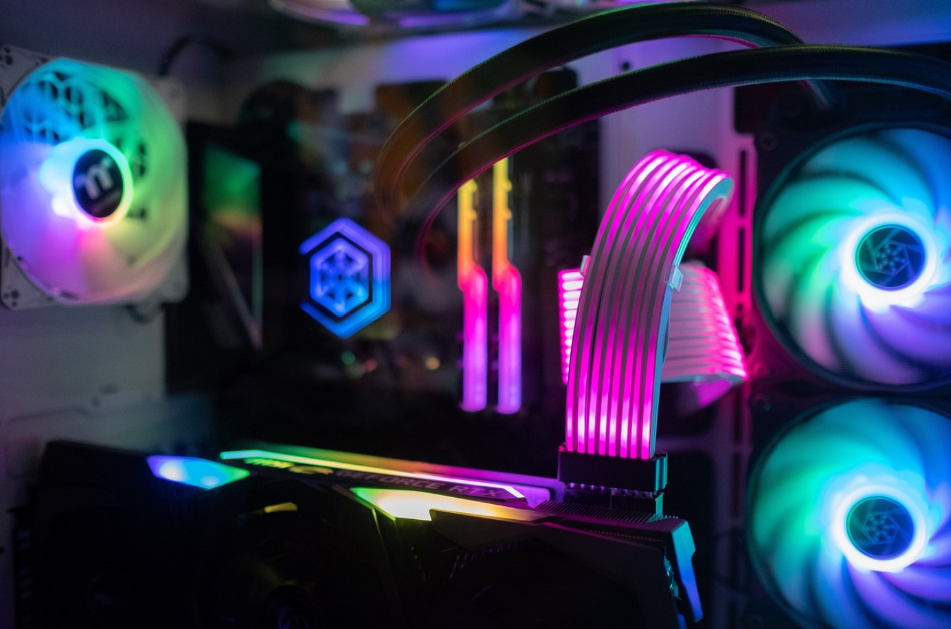 RGB 조명을 활용한 게임 컴퓨터