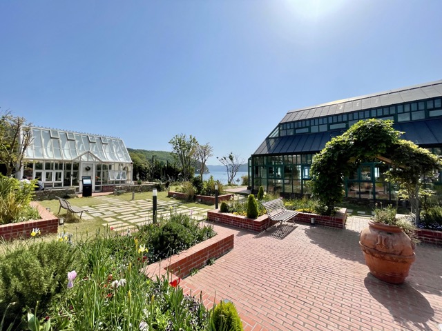 외도널서리-카페와-유리온실과-정원과-구조라해변을-한눈에-바라볼-수-있는-장소