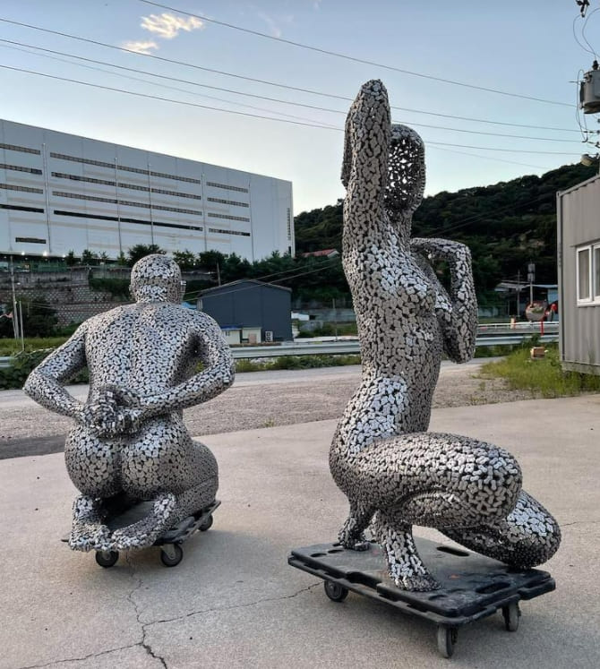  자전거 체인 이용하여 인상적인 조형물 제작하는 한국인 예술가 Human Figures Formed by Bicycle Chain Contemplate Our Relationship Within the World