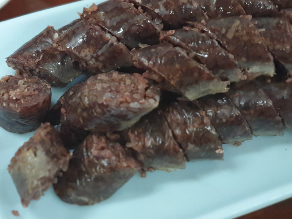 여러가지 소가들어간 순대. 찹쌀 순대와 다른 맛이다.